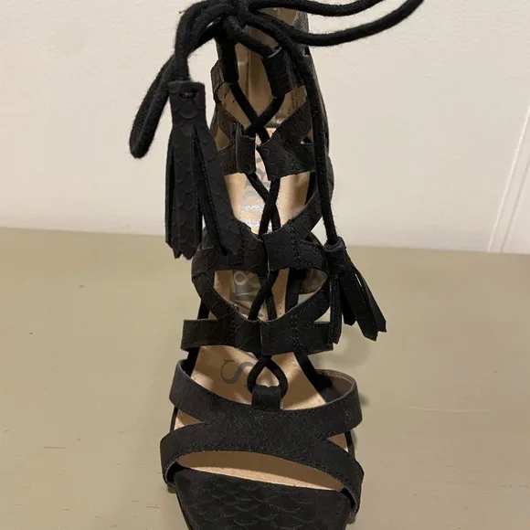 Black lace up - Picture 2 of 4